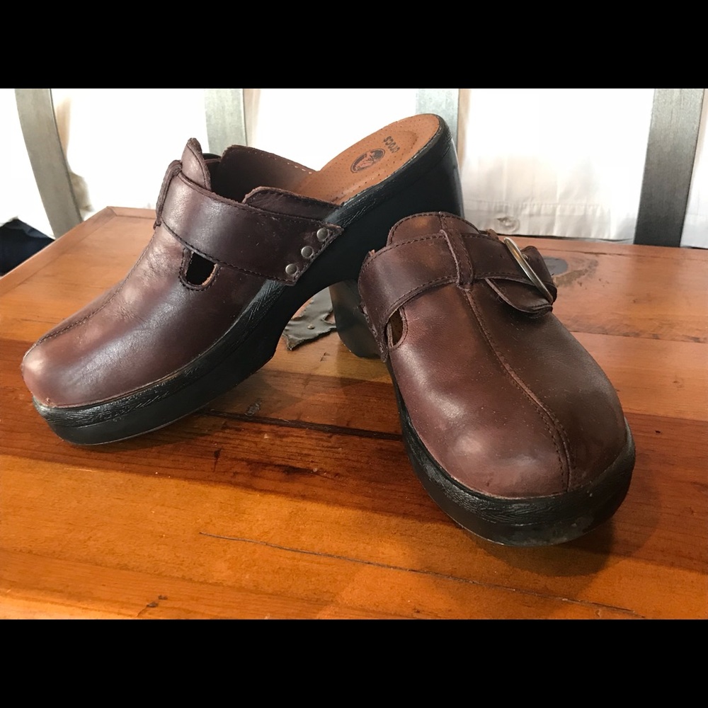 Crocs leather clogs